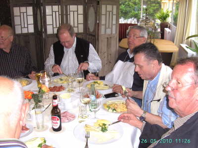 Mittwoch, 26. Mai 2010. Treffen im Hallerhof. 43 Kollegen un eine Kollegin.