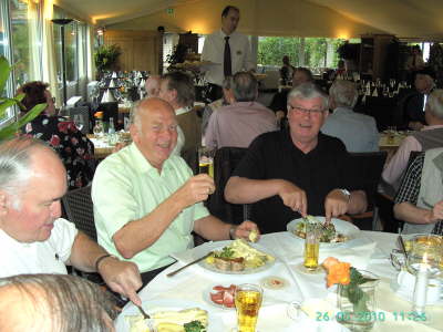 Mittwoch, 26. Mai 2010. Treffen im Hallerhof. 43 Kollegen un eine Kollegin.