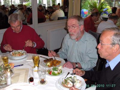 Mittwoch, 26. Mai 2010. Treffen im Hallerhof. 43 Kollegen un eine Kollegin.