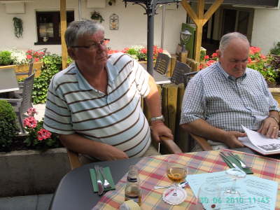 Mittwoch, 30.06.2010. 46 ehemalige Ford MA trafen sich im "Hffer Hof".