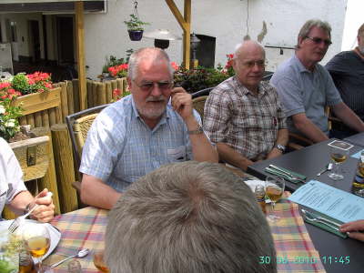 Mittwoch, 30.06.2010. 46 ehemalige Ford MA trafen sich im "Hffer Hof".