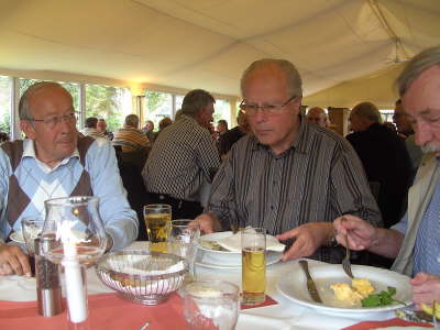 Mittwoch, 29.04.09. Eine Kollegin und 48 Kollegen trafen sich im Hallerhof in B-Oberauen