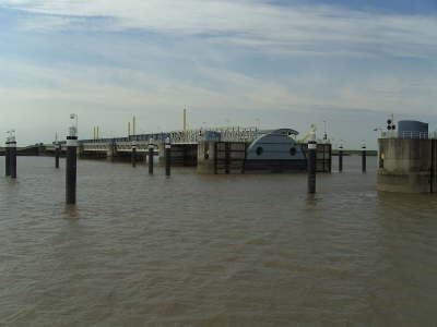 Mittwoch, 13. und Donnerstag, 14.05.09. Besuch der Meyer Werft in Papenburg, ADO Gardienenwerk, Emssperrwerk und Hafenrundfahrt.