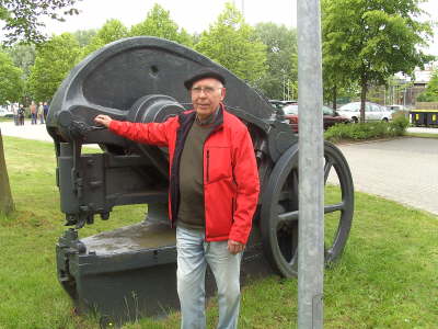 Mittwoch, 13. und Donnerstag, 14.05.09. Besuch der Meyer Werft in Papenburg, ADO Gardienenwerk, Emssperrwerk und Hafenrundfahrt.