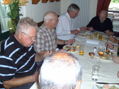 Mittwoch, 30.09.09. 35 Kollegen und 1 Kollegin trafen sich im Restaurant "Gut Clarenhof" bei Peppe Celentano.