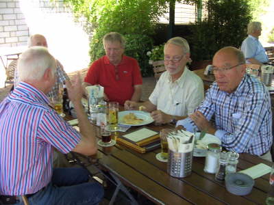 Mittwoch, 01.08.2012. 45 Kollegen trafen sich im Hallerhof in Oberauen