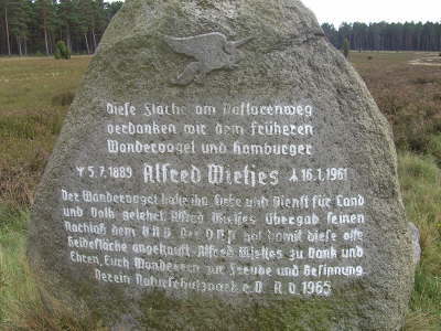 Dienstag, 16.09.08. Gedenkstein von einem bekannten Heider Pastor.