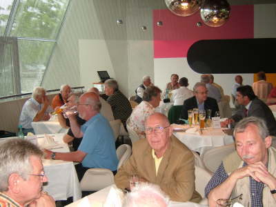 Dienstag, 7. August 2007. 28 Kollegen besuchten das Mercedes-Benz Museum in Bad Cannstadt.