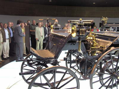 Dienstag, 7. August 2007. 28 Kollegen besuchten das Mercedes-Benz Museum in Bad Cannstadt.
